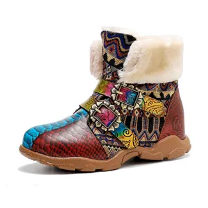 Detailansicht böhmischer Winterstiefel mit bunten Mustern und Kunstfellfutter