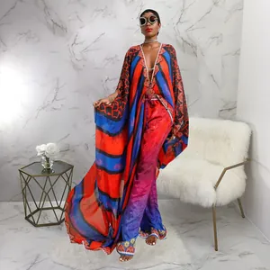 Detailansicht eines lebhaften, bedruckten Damen-Chiffon-Kaftan-Sets im Bohème-Stil in einem Zimmer