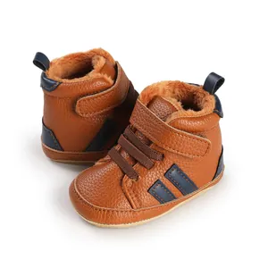 Detailansicht braune Baby-Winterstiefel aus Kunstleder mit Fleecefutter und Klett.