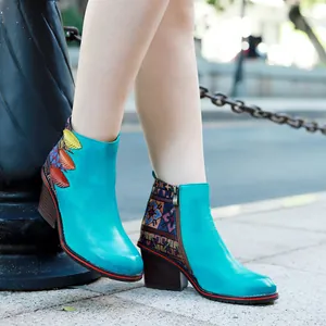 Botines retro de cuero turquesa hechos a mano con patrones étnicos y tacón de bloque detalle.