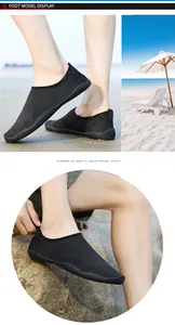 Vista dettagliata di scarpe da scoglio nere leggere sulla sabbia della spiaggia.