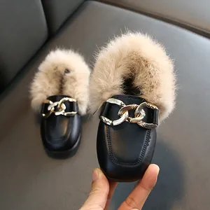 Schwarze Mädchen-Lederhalbschuhe mit Pelzbesatz und goldener Schnalle.