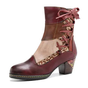 Detailansicht der Vintage-Lederstiefeletten mit Patchwork und buntem floralem Blockabsatz