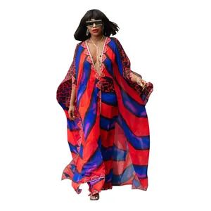 Langer, transparenter Chiffon-Kaftan mit V-Ausschnitt und rot-blauem Print-Muster.
