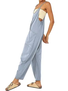 Seitenansicht des bequemen, locker sitzenden Overalls mit V-Ausschnitt und Seitentaschen