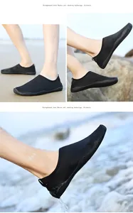 Vista dettagliata delle scarpe da scoglio nere leggere e antiscivolo sulla spiaggia