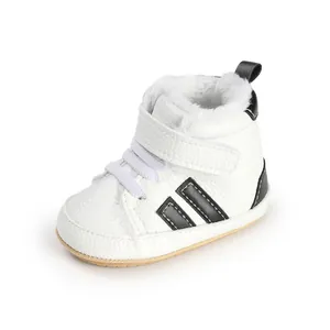 Detailansicht weißer Baby-Winterschuhe mit warmem Kunstfellfutter und Klettverschluss