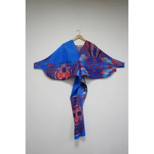 Vista detallada del vestido plisado colorido con cuello en V y mangas murciélago