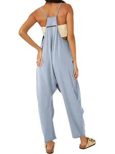 Detailansicht der Rückseite eines hellblauen lockeren ärmellosen Jumpsuits mit Tasche