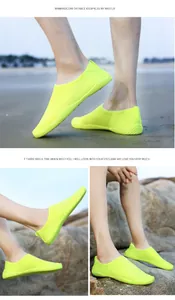 Dettaglio delle scarpe da scoglio giallo neon leggere per il nuoto e lo snorkeling