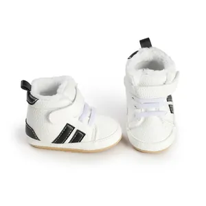 Detailansicht weißer Baby-Winterstiefel aus Kunstleder mit weichem Plüschfutter.