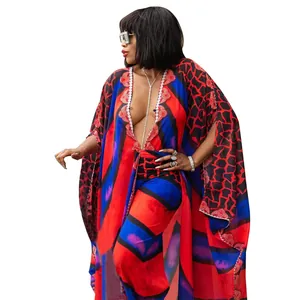 Detailansicht eines böhmischen Chiffon-Cardigans mit lebhaftem Rot-Blau-Druck