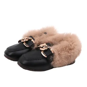 Schwarze Mädchen-Leder-Loafer mit Kunstpelzbesatz und dekorativer goldener Kettenschnalle