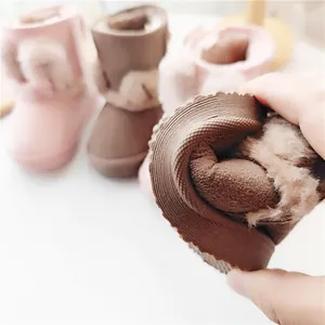 Primo piano della suola in gomma flessibile e della fodera in pelliccia sintetica per bambini