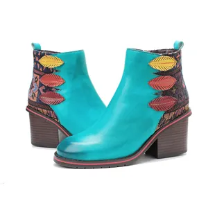 Vista lateral de botines retro de cuero turquesa hechos a mano con hojas de colores y patrones