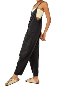 Detailansicht eines lockeren schwarzen Damen-Overalls mit Spaghettiträgern und Taschen