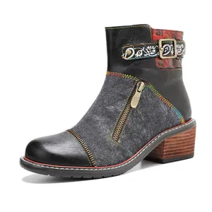 Ethno-Patchwork-Stiefeletten mit bunten Nähten und einem hölzernen Blockabsatz-Detail.