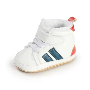 Seitenansicht weißer Baby-Winterstiefel mit warmem Kunstfellfutter und Klettverschluss.