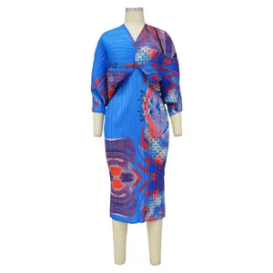 Elegante vestido plisado con cuello en V y manga murciélago con estampado artístico