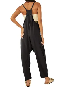Rückansicht eines schwarzen, locker sitzenden Overalls mit stilvollem Racerback und Reißverschluss