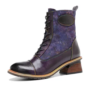 Künstlerische handgefertigte lila Lederstiefelette mit Galaxie-Canvas und Regenbogennaht