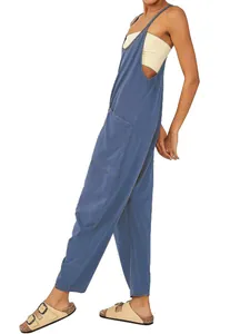 Vollständige Seitenansicht eines blauen, ärmellosen Jumpsuits mit großen Taschen an Model