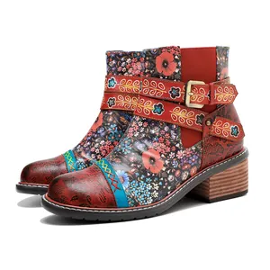 Detailansicht der böhmischen Stiefeletten mit floralem Patchwork und Holzabsatz