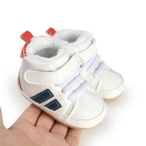 Nahaufnahme weißer Baby-Lauflernschuhe mit warmem Fleecefutter und Klettverschluss