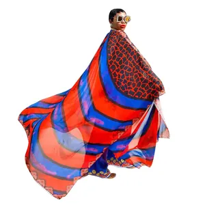 Detailansicht des lebhaften bedruckten transparenten Chiffon-Überwurfs mit roten Mustern