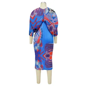 Vista trasera de un vestido de verano plisado con estampado abstracto colorido y mangas murciélago.