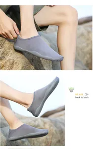 Scarpe da acqua grigie leggere con suola antiscivolo per il nuoto e le escursioni.