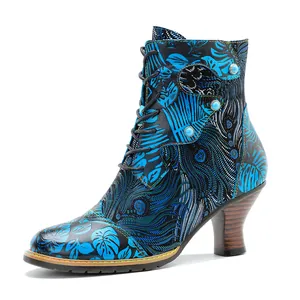 Detailansicht der blau geblümten Schnürstiefelette mit Holzabsatz und Verzierung