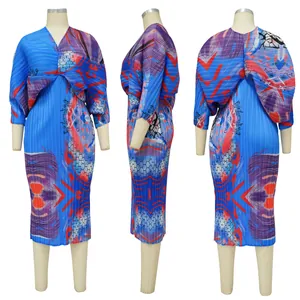 Vista detallada multiangular de un vestido plisado azul con estampado abstracto moda