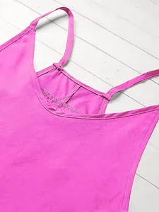 Nahaufnahme des V-Ausschnitts und der Spaghettiträger eines magentafarbenen Jumpsuits