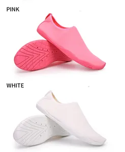 Vista dettagliata delle scarpe da acqua leggere e antiscivolo in rosa e bianco.