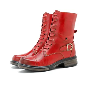 Detailansicht der roten Vintage-Lederstiefeletten zum Schnüren mit stylischem Schnallenriemen