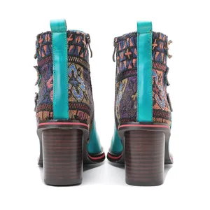 Vista trasera de botines de cuero bohemios con bordados y tacones de madera