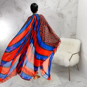 Rückansicht eines lebhaften bedruckten Chiffon-Kimonos mit auffälligen rot-blauen Mustern