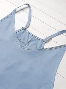 Detailansicht des V-Ausschnitts und der Spaghettiträger an einem hellblauen Jumpsuit