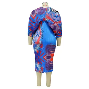 Detalle trasero de vestido midi plisado azul con coloridos estampados geométricos.
