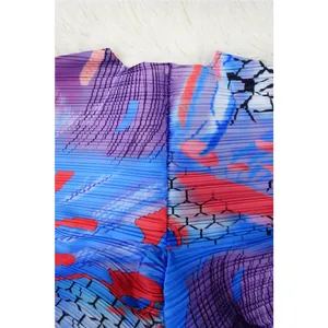 Vista detallada del estampado abstracto y el tejido plisado de un vestido de moda