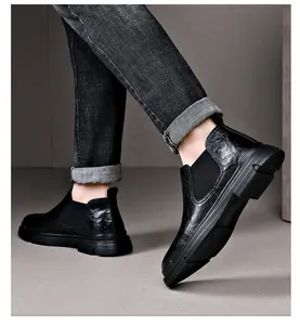 Detailopname van zwarte leren Chelsea boots voor heren met elastische zijpanelen