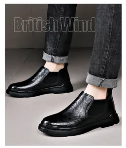 Detail van zwarte lederen Chelsea boots in Britse stijl met elastische panelen.