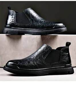 Zijprofiel van zwarte leren Chelsea-boots in Britse stijl met elastisch slip-on design