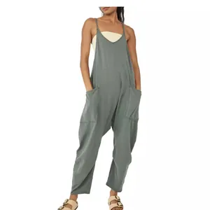 Lockere salbeigrüne Jumpsuit mit V-Ausschnitt, verstellbaren Trägern und Vordertaschen