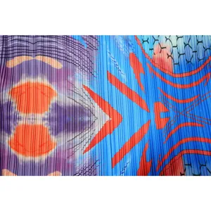 Primer plano de tela plisada con coloridos patrones geométricos abstractos para un vestido