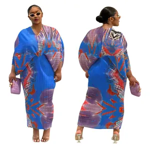 Vista frontal y trasera de un vestido largo plisado azul con estampado tribal y cuello en V