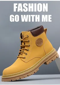 Detail van gele lederen werkschoenen voor heren met een klassiek vetersysteem ontwerp