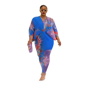 Vista detallada de vestido plisado azul para mujer con estampado abstracto y mangas murciélago