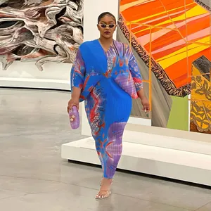 Elegante vestido largo plisado de talla grande con cuello en V y estampado abstracto